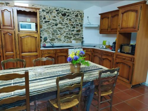una cocina con una mesa con flores. en Maison de 2 chambres avec jardin amenage a Bagnac sur Cele, en Linac