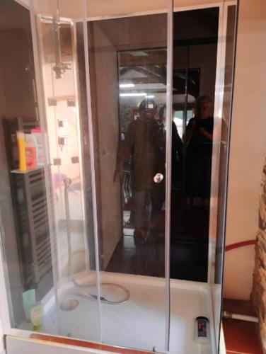 - un ascenseur en verre dans une chambre avec des personnes dans l'établissement Maison chaleureuse à Bagnac-sur-Célé 70 m² avec jardin accueillant, à Linac