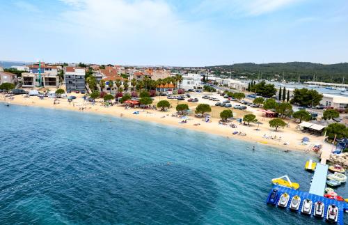 eine Luftansicht auf einen Strand mit einer Gruppe von Personen in der Unterkunft Apartments Villa Rudi in Bibinje