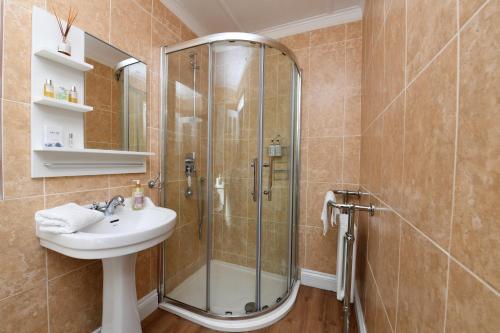 y baño con ducha y lavamanos. en Harrogate Self Catering - West End, en Harrogate