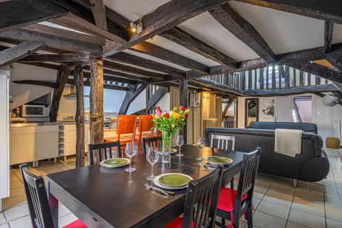 une salle à manger et une cuisine avec une table et des chaises dans l'établissement L'ARAMIS - Appartement Duplex de 110m2 au port de Vannes, à Vannes