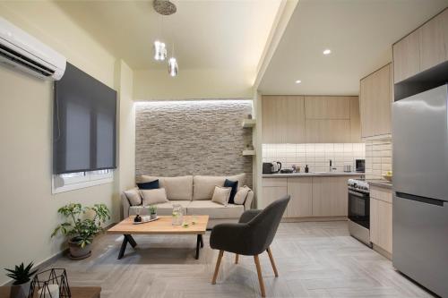 een woonkamer met een bank en een tafel bij Le Centre Ville in Athene