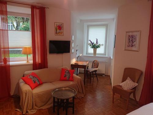 een woonkamer met een bank en een tafel bij Ferienwohnung Barbarossa in Bad Reichenhall