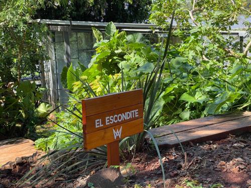 a sign in the middle of a vegetable garden at La Wayaba in Hernandarias