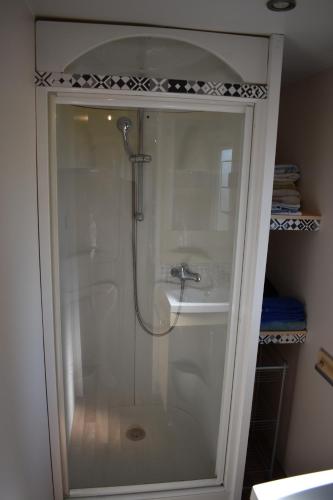 doccia e lavandino in bagno di mobil-home sur terrain bucolique a Hyères