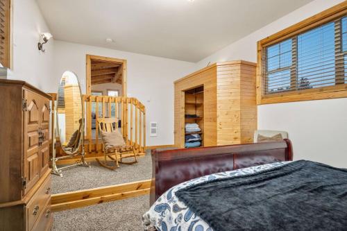 Ένα ή περισσότερα κρεβάτια σε δωμάτιο στο Cedar Lodge at Rockaway