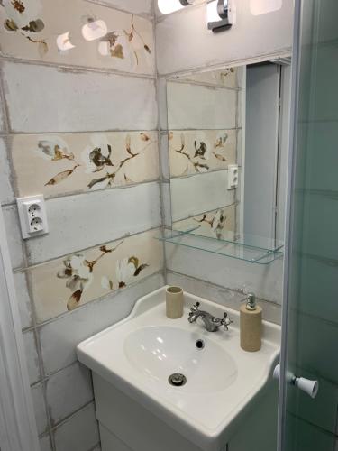 A bathroom at TópART Apartman B Little House