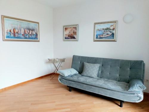 Ruang duduk di SALT & SAGE Apartment