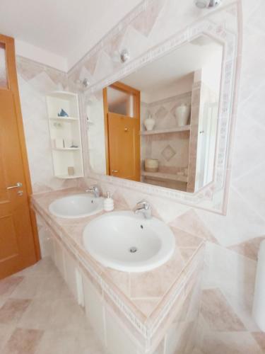 Bilik mandi di SALT & SAGE Apartment