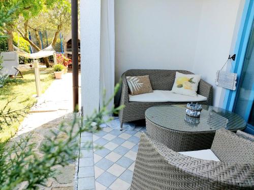 Ruang duduk di SALT & SAGE Apartment