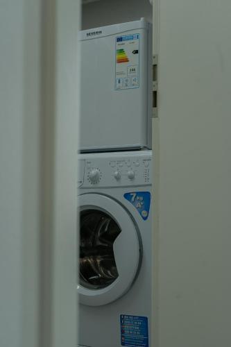 a washing machine with a light on top of it at Les Pantoufles dans le Pré in Eppeldorf