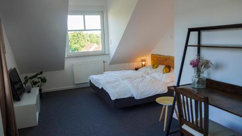 een kleine slaapkamer met een bed en een raam bij Moderne Stadtwohnung in zentrumsnaher Lage in Paderborn