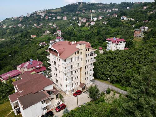 una vista aérea de un edificio en una ciudad en Bengisu suite apart, en Trabzon