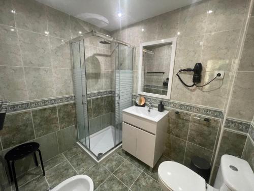 bagno con 2 servizi igienici, doccia e lavandino di El valluelo ad Almazán