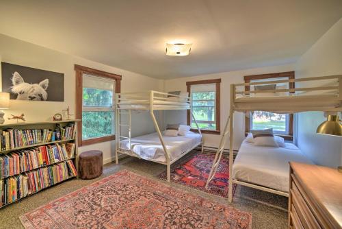 Postel nebo postele na pokoji v ubytování Renovated Catskills Farmhouse with Game Room!
