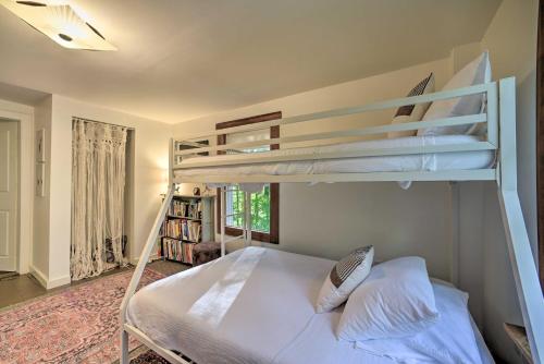 Postel nebo postele na pokoji v ubytování Renovated Catskills Farmhouse with Game Room!