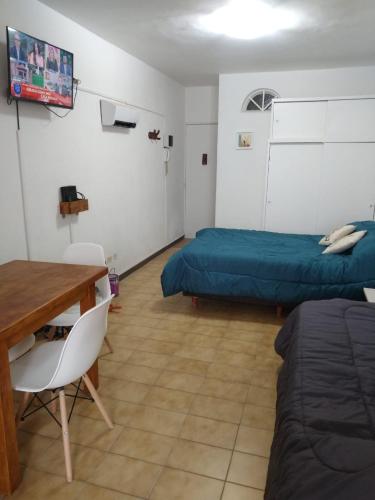 Et opholdsområde på Amplio y luminoso monoambiente en zona centrica con seña