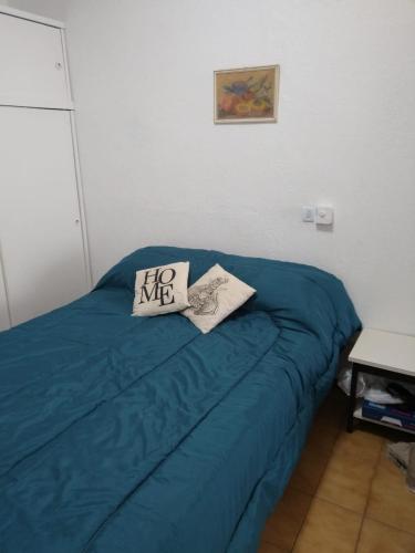 En eller flere senge i et værelse på Amplio y luminoso monoambiente en zona centrica con seña