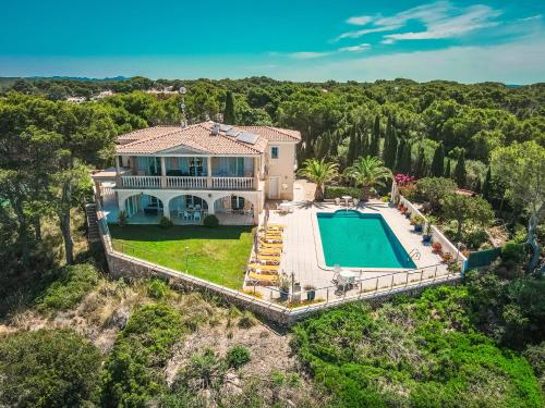 卡拉加爾達納的住宿－Villa Can Pere Cala Galdana Menorca，享有带游泳池的房屋的空中景致