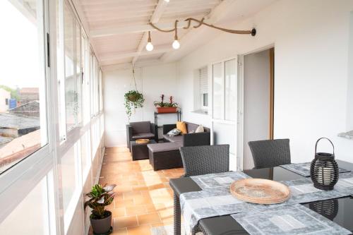 una sala de estar con una mesa y sillas en Casa Lires Recarey, en A Coruña