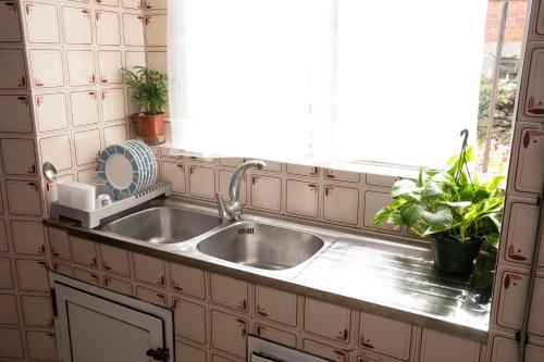 una cocina con fregadero y ventana en Casa Lires Recarey, en A Coruña