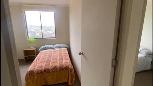 - une petite chambre avec un lit et une fenêtre dans l'établissement Departamento Huaca San Miguel, à Lima