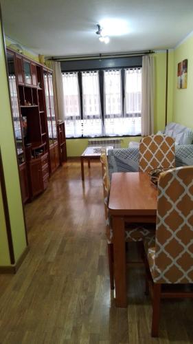 Ruang duduk di Amplio Loft con plaza de garaje