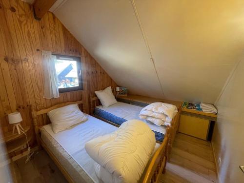 Rúm í herbergi á Grand Chalet entre Barcelonnette et Praloup, 3 Chambres, Terrasse Ombragée, Accès Navette et Golf - FR-1-165A-121