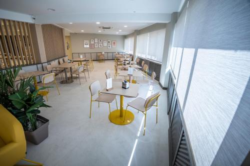 a dining room with tables and chairs in a restaurant at Hotel Restaurante Cadosa in Soria