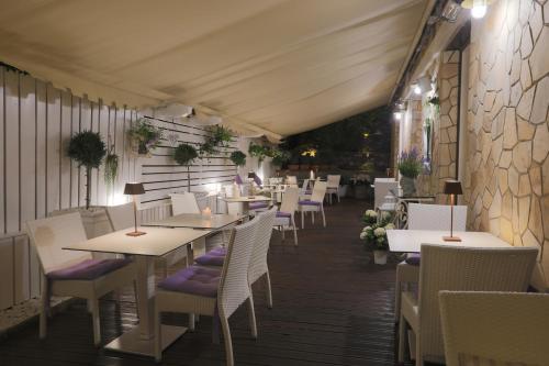 a restaurant with white tables and white chairs at Hotel Tigullio Et De Milan in Santa Margherita Ligure