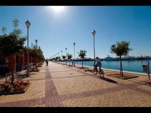 Zdjęcie z galerii obiektu Outstanding One Bedroom Flisvos Apartment w Atenach