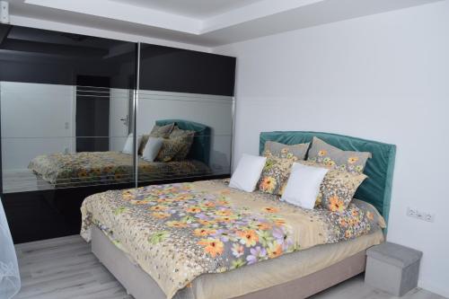 Ένα ή περισσότερα κρεβάτια σε δωμάτιο στο Dune, apartament magic la marginea orasului