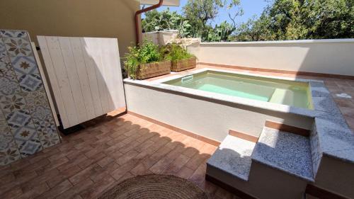ein Pool an der Seite eines Hauses in der Unterkunft B&B Va' Pensiero in Villasimius