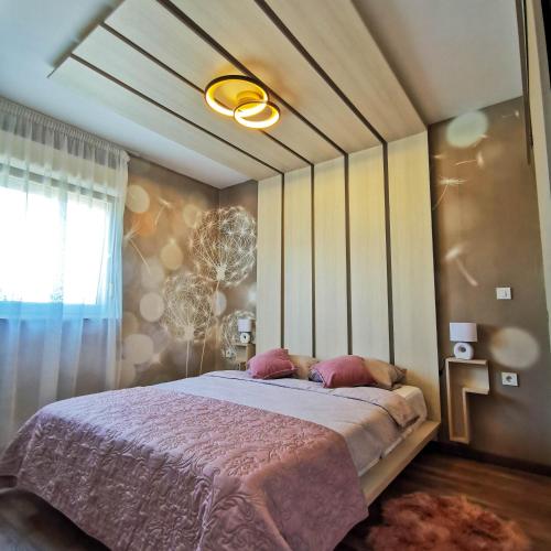 ein Schlafzimmer mit einem großen Bett mit einer lila Decke in der Unterkunft Apartment Ližnjan in Ližnjan