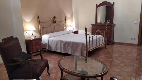 A bed or beds in a room at El Santo