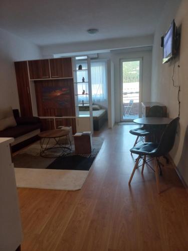 TV a/nebo společenská místnost v ubytování Apartmani Anja