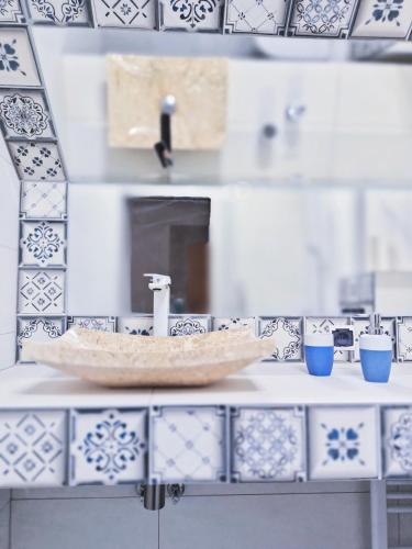 a kitchen with blue and white tiles on the counter at Zakątek Słoneczny pod Baranią Górą in Kamesznica