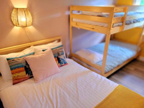 a bedroom with a bed with a bunk bed at Motel Abricafé in Stoneham