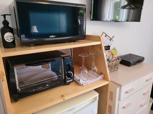 a microwave oven sitting on top of a counter at Motel Abricafé in Stoneham