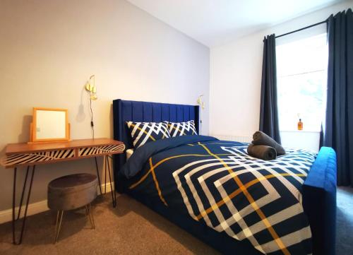 מיטה או מיטות בחדר ב-The Mellor - Holiday Home 15 Mins to Central Manchester With Free Parking