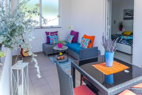 salon z kanapą i stołem w obiekcie Comfortable apartment near Opatija w mieście Matulji
