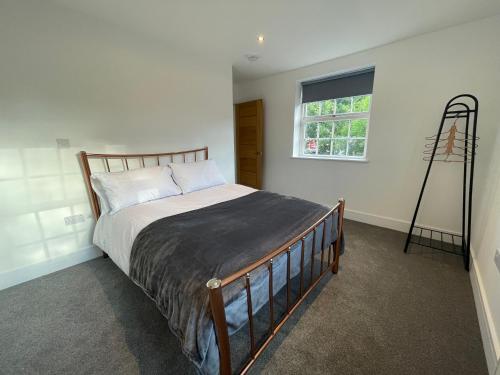 ウォリックにあるStunning New Townhouse in the Heart of Warwickの窓付きの部屋にベッド付きのベッドルーム1室があります。