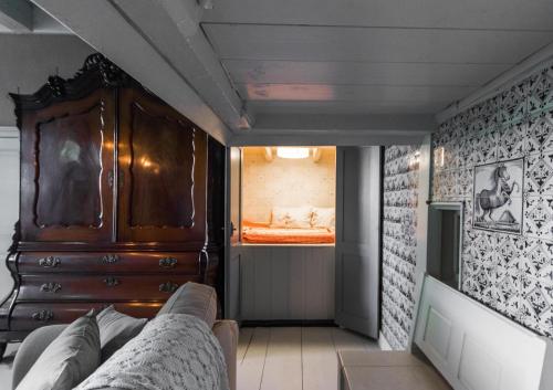 - un salon avec un lit et une chambre avec un placard dans l'établissement Juffertje in het groen, à Zwolle