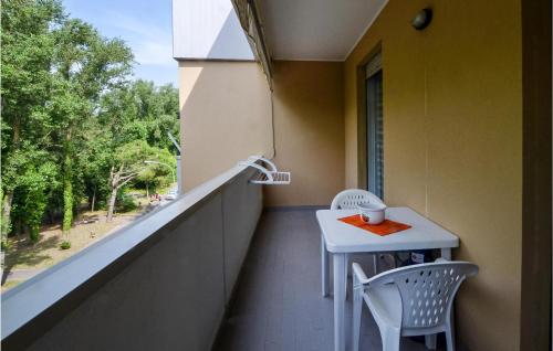 Awesome Apartment In Rosolina Mare With Outdoor Swimming Pool, Wifi And 2 Bedrooms