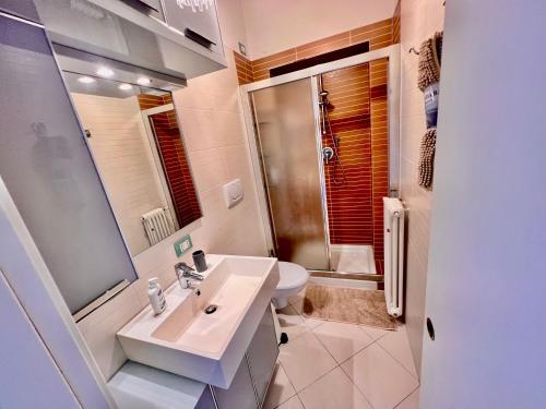 A bathroom at Divina Luxury Apartment with Jacuzzi near the lake