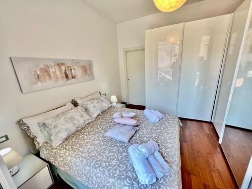 A bed or beds in a room at Divina Luxury Apartment with Jacuzzi near the lake
