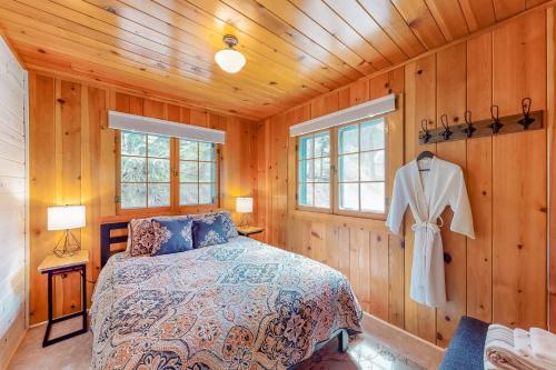 Postel nebo postele na pokoji v ubytování Knotty Pine Cabin