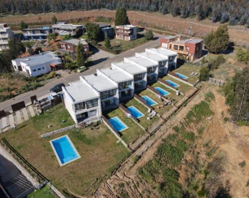 una vista aérea de una casa con piscina en Casa en Pingueral 4 en Tomé