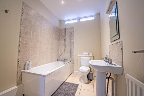 Um banheiro em The Manor - Large Luxury home in Bournemouth - Sleeps 12+