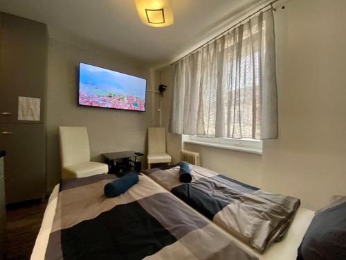 een slaapkamer met een bed en een flatscreen-tv bij 24 hour-Self Check-in Apartment Námestie Svätého Egídia in Poprad
